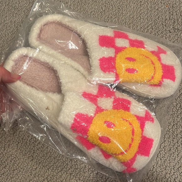 smiley checkered slippers new - Picture 3 of 3